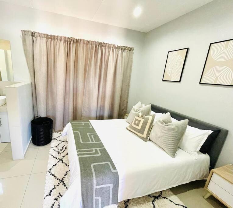 Trendy, Comfortable 1 Bedroom Apartments In Umtata Exterior photo