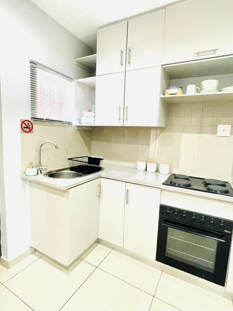 Trendy, Comfortable 1 Bedroom Apartments In Umtata Exterior photo