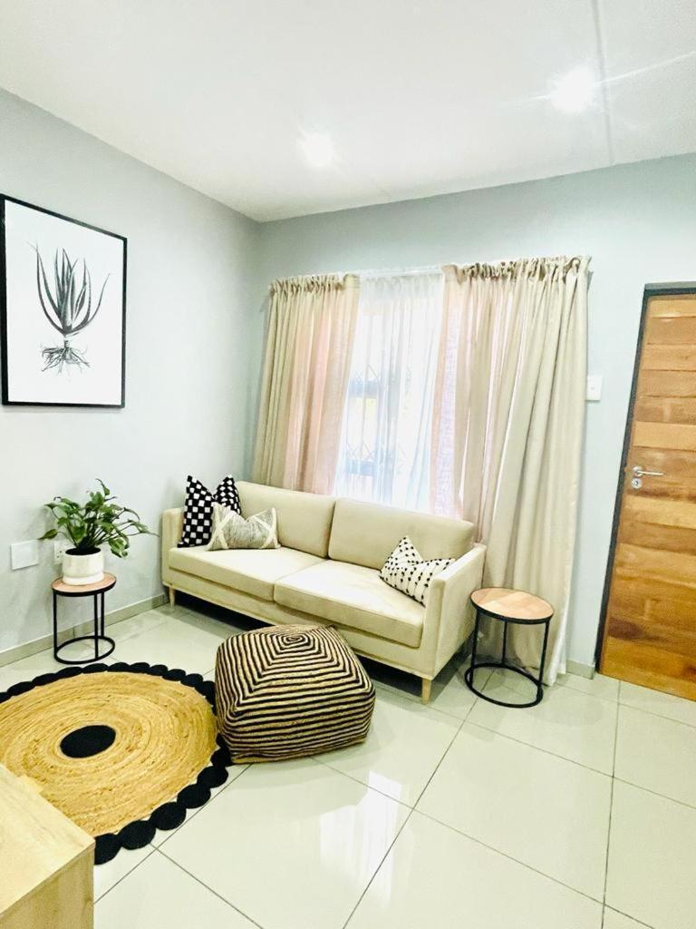 Trendy, Comfortable 1 Bedroom Apartments In Umtata Exterior photo